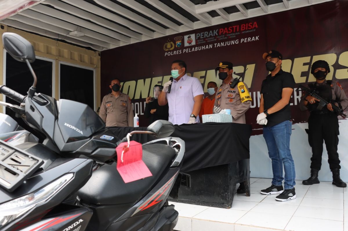 Dua bandit spesialis pencurian motor asal Madura saat diamankan di Mapolres Pelabuhan Tanjung Perak Surabaya. (Foto: Humas Polres Perak/jatimnow.com)