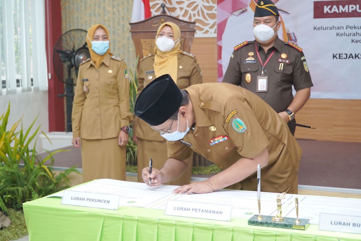 Wali Kota Pasuruan, Saifullah Yusuf (Gus Ipul) saat meresmikan  Kampung Restorative Jistice. (Foto: Moch. Rois/jatimnow.com)