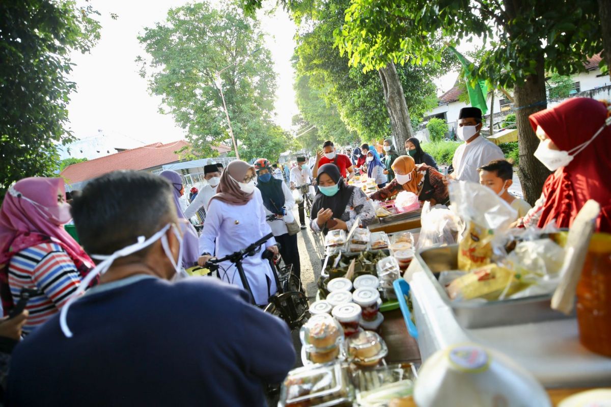 Bupati Banyuwangi Ipuk Fiestiandani saat keliling Pasar Takjil Ramadan (Foto-foto: Humas Pemkab Banyuwangi)