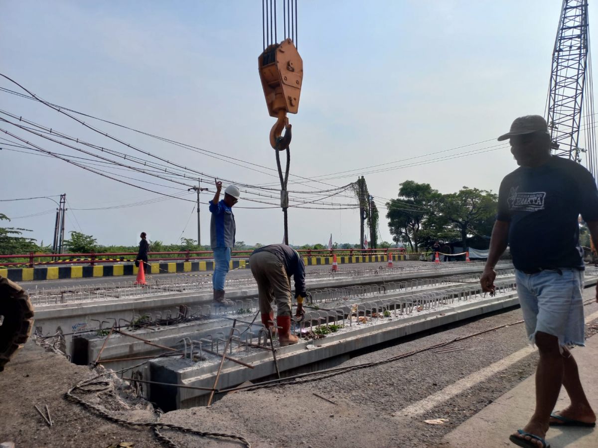 Pemasangan Girder Jembatan Lamongan Selesai, Kendaraan Bisa Lewat