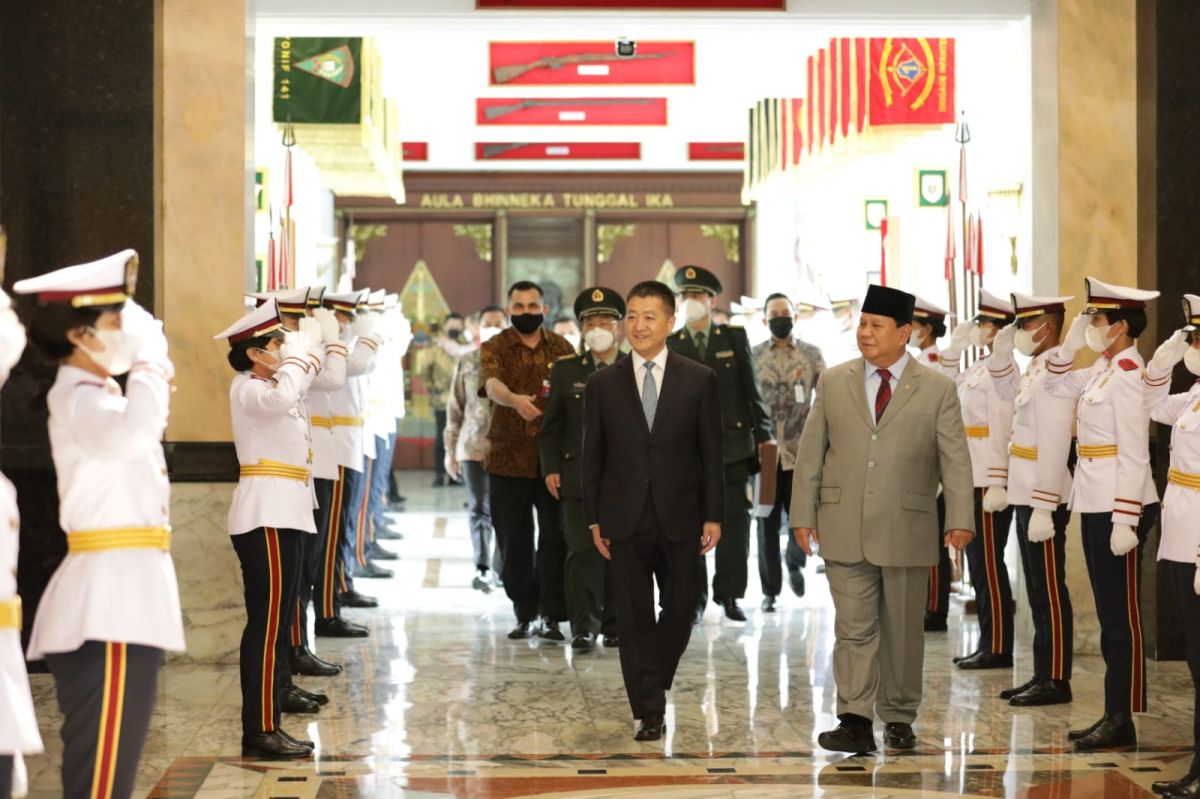 Menhan Prabowo Subianto menerima diplomatic visit Duta Besar Negara Republik Rakyat Tiongkok (RRT) untuk Indonesia Lu Kang (Foto-foto: Dok. Kemhan RI)