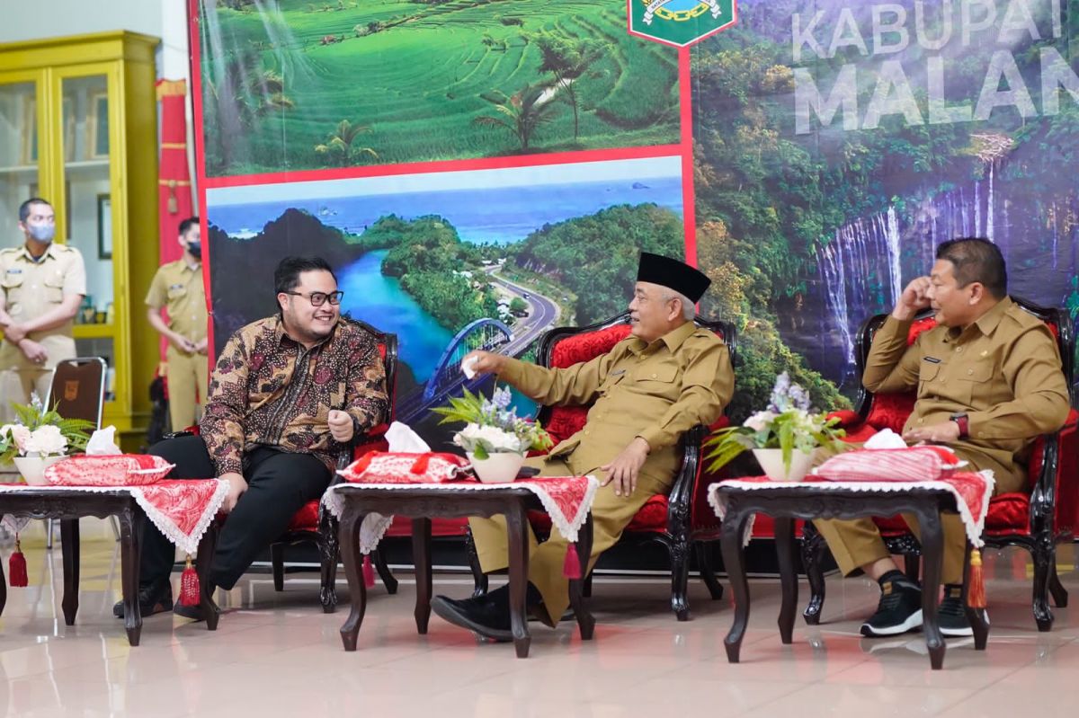 Mas Dhito dan Abah Sanusi saat ngabuburit bareng di Pendopo Kabupaten Malang (Foto: Humas Pemkab Kediri/jatimnow.com)