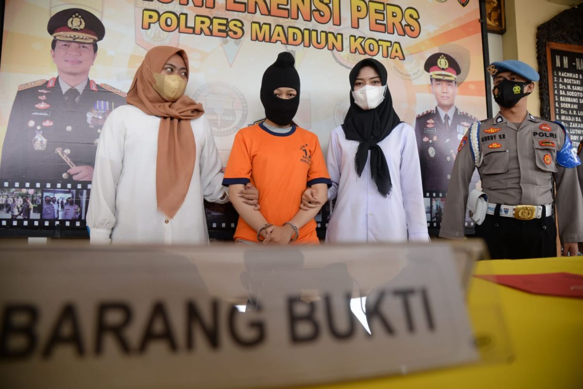 IM tersangka pembunuhan dan pembuangan bayi di Madiun (Foto: Humas Polres Madiun Kota for jatimnow.com)