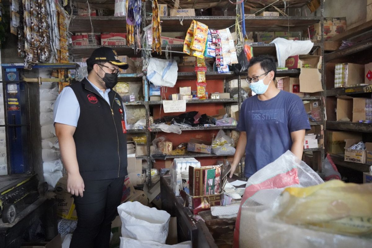 Mas Dhito monitoring harga kebutuhan pokok di Pasar Pamenang Pare (Foto: Humas Pemkab Kediri/jatimnow.com)