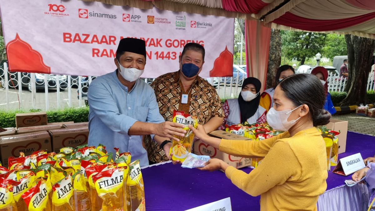 Bazar minyak goreng murah yang digelar PT. Pabrik Kertas Tjiwi Kimia (Foto-foto: Humas PT Tjiwi kima for jatimnow.com)