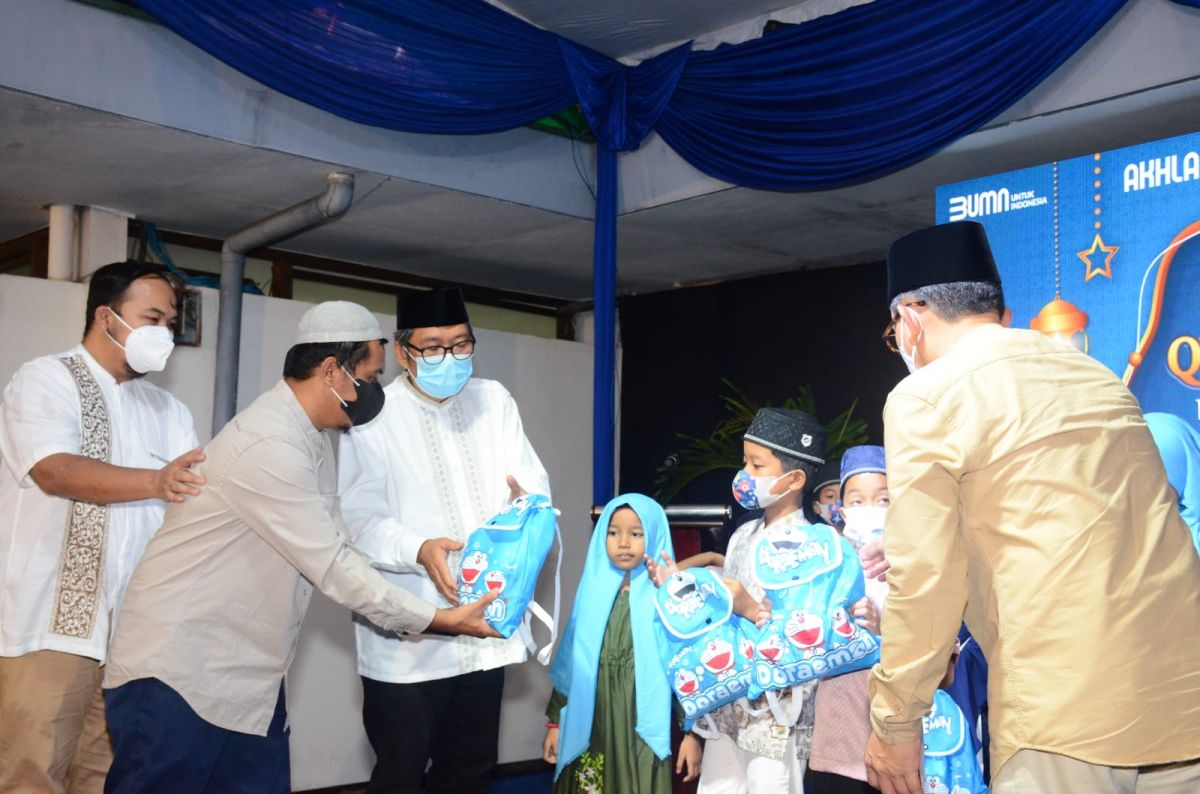 Pemberian santunan PJTI kepada anak yatim. (Foto: PJT I to jatimnow.com)