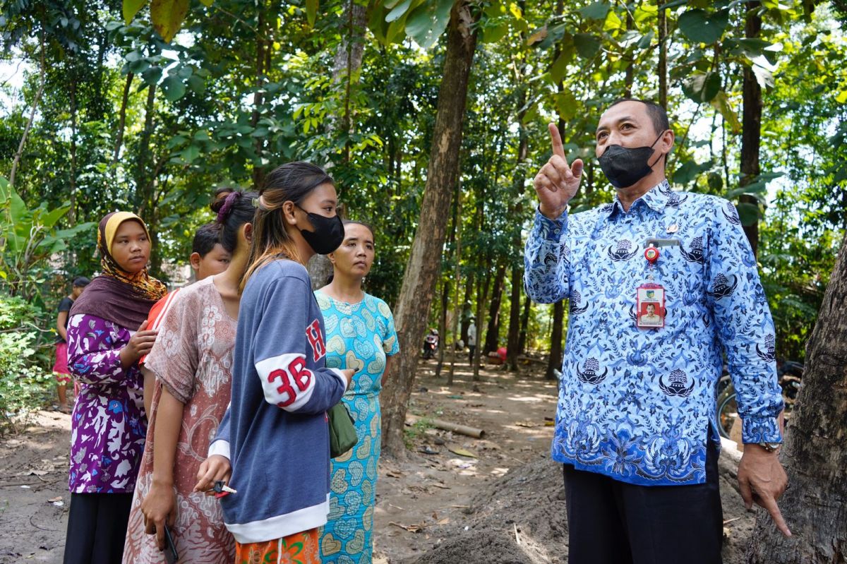 Fia bersama keluarga dan Kepala Dinas Pendidikan Kabupaten Kediri Sujud Winarko yang datang ke rumahnya. (Foto: Humas Pemkab Kediri/Jatimnow.com)
