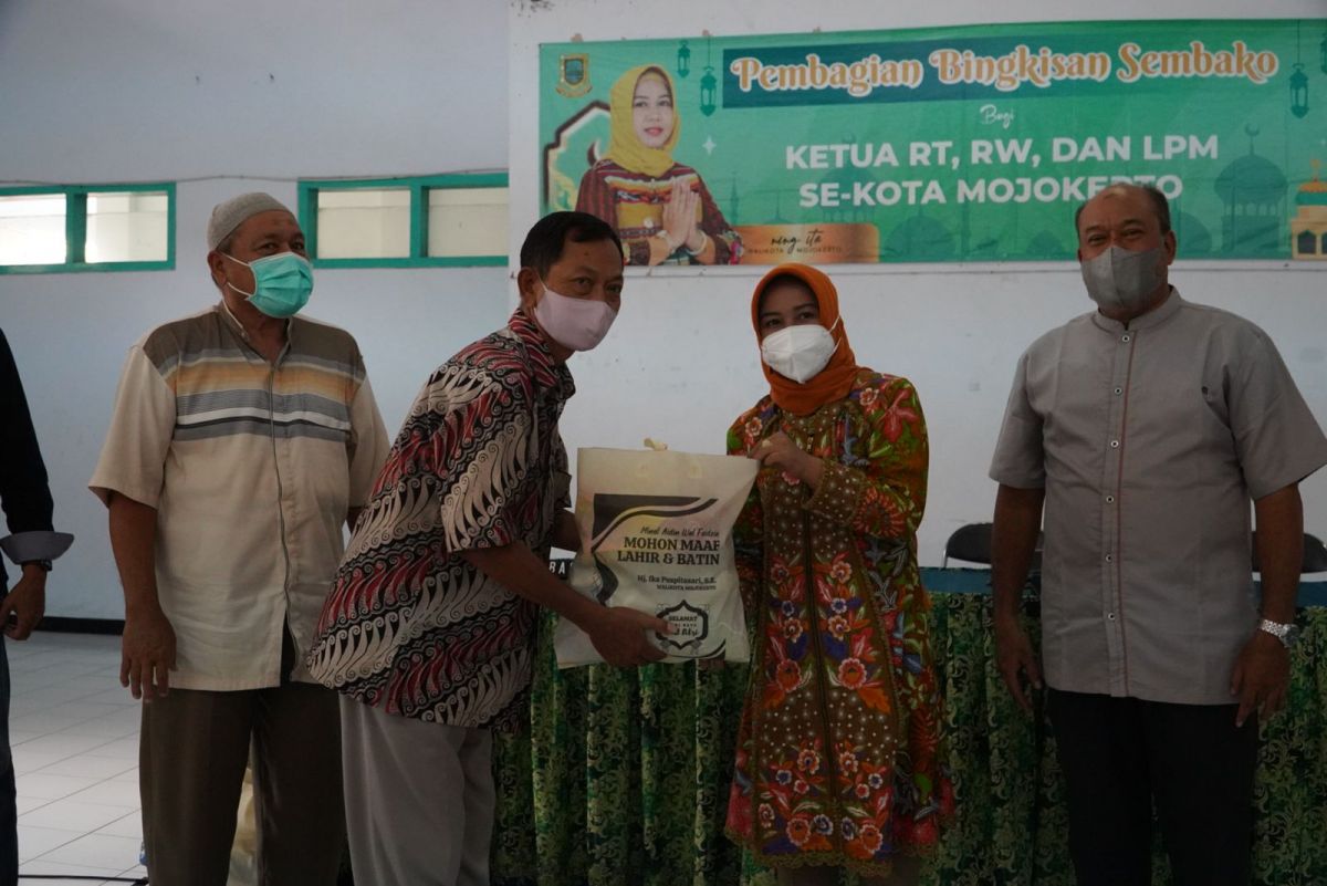 Ning Ita Bagikan Paket Lebaran untuk Ketua RT, RW dan LPM di Kota Mojokerto