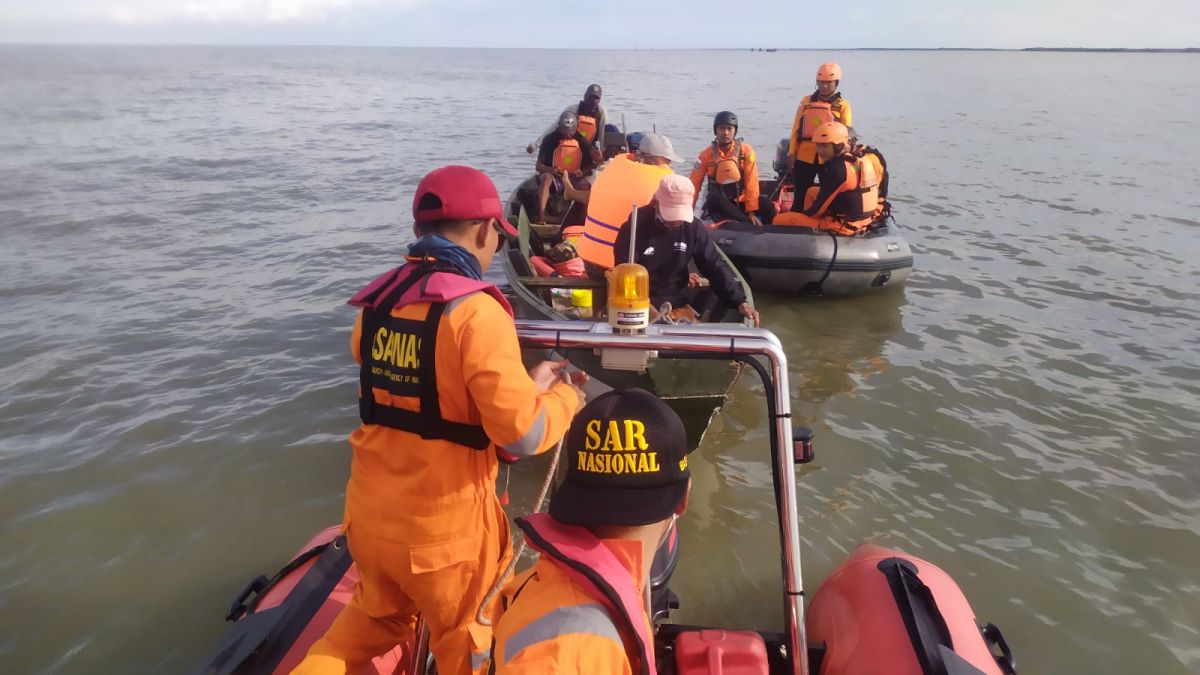 Proses evakuasi lima pemancing di Perairan Mulyorejo, Surabaya (Foto-foto: Tim Operasi SAR Surabaya/jatimnow.com)