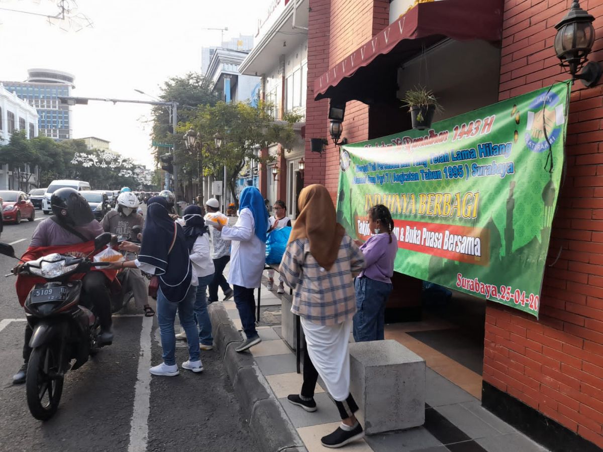 Alumni SMP PGRI 7 Surabaya angkatan 95 saat membagikan ratusan takjil kepada pengguna jalan dan warga kurang mampu di Surabaya. (Foto-foto: Zain Ahmad/jatimnow.com)