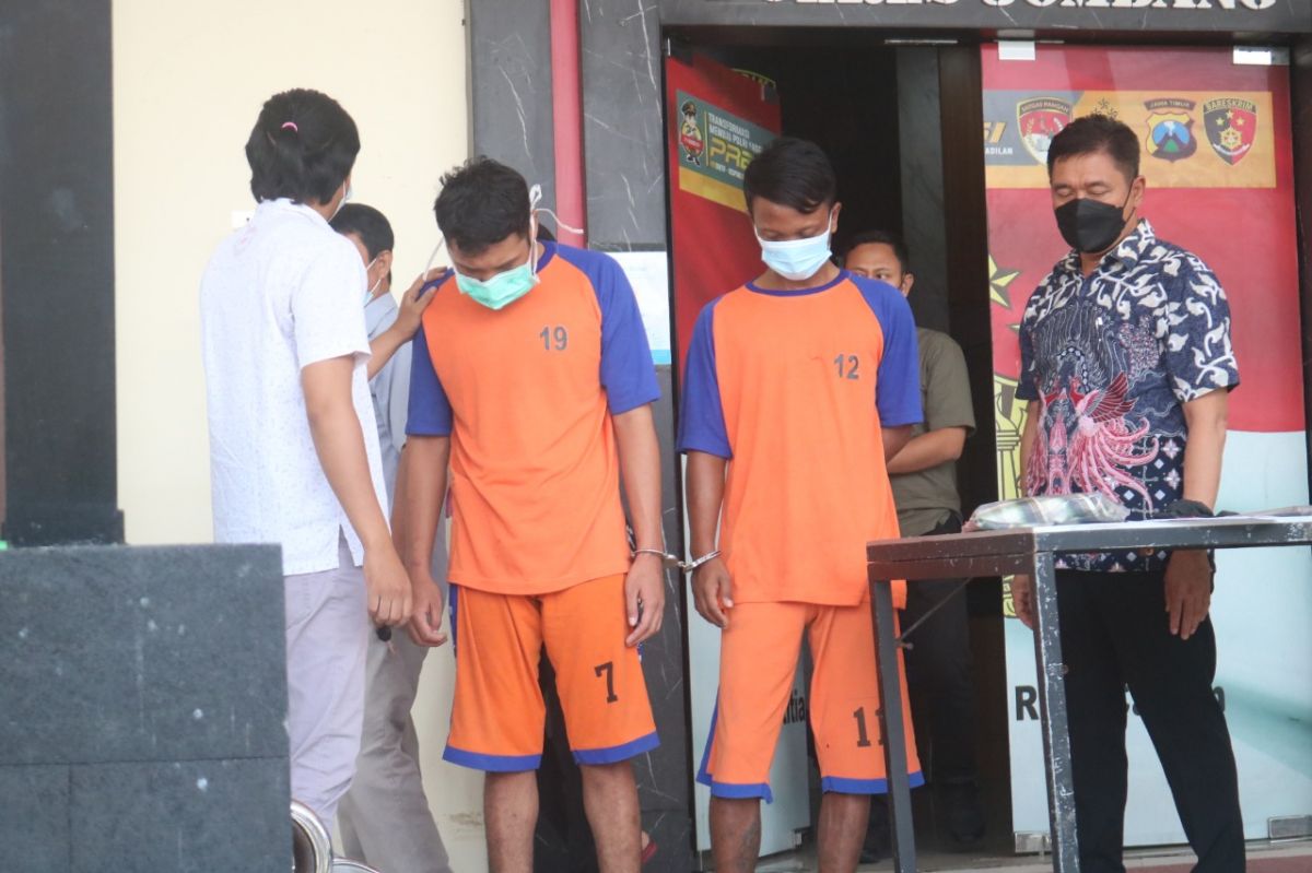 Para tersangka pelaku penganiayaan dan perampasan handphone milik ASN dinas PUPR Jombang, saat diamankan Polisi di Polres Jombang. (Foto: Elok Aprianto/jatimnow.com)