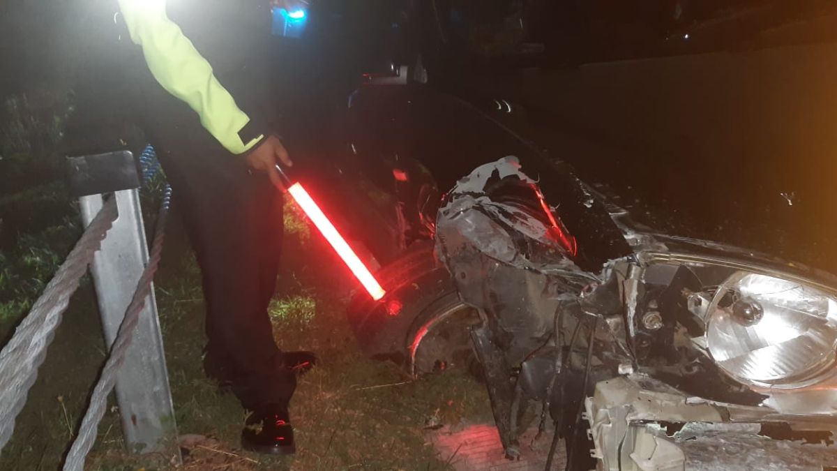 Kendaraan milik korban saat dievakuasi oleh PJR Polda Jatim di tol Jomo. (Foto : PJR Polda Jatim)