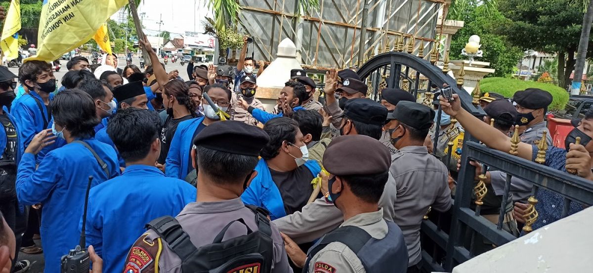 Puluhan anggota Pergerakan Mahasiswa Islam Indonesia (PMII) Ponorogo berunjuk  rasa menuntut penyelesaian masalah sampah. (Foto: Mita Kusuma/jatimnow.com)