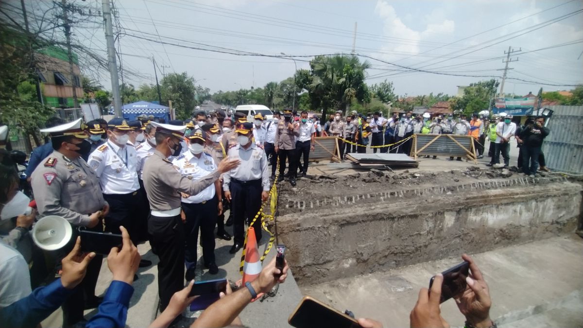 Dirjen Hubdat, Budi Setiadi saat meninjau Jembatan Ngaglik Lamongan. (Foto: Adyad Ammy/jatimnow.com)