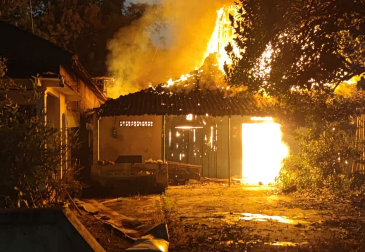 Kebakaran rumah di Desa Karanglo Kidul, Kecamatan Jambon, Kabupaten Ponorogo (Foto: PMK Ponorogo for jatimnow.com)