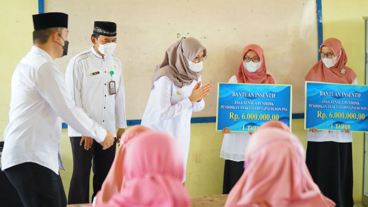 Bupati Banyuwangi Ipuk Fiestiandani menyalurkan Insentif  pada Guru PAUD dan TK secara simbolis (Foto: Humas Pemkab Banyuwangi)