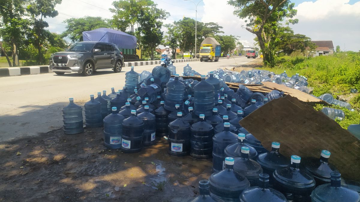 Ratusan galon dipinggirkan agar tidak menganggu pengguna jalan lainya. (Foto : Adyad Ammy Iffansah/jatimnow.com)