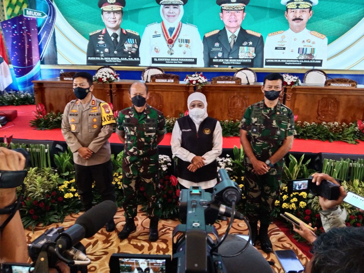 Gubernur Jawa Timur Khofifah Indar Parawansa memberikan keterangan  didampingi Pangdam V Brawijaya Mayjen, TNI Nurchahyanto, Kapolda Jatim Irjen Pol Nico Afinta. (Foto: Galih Rakasiwi/jatimnow.com)