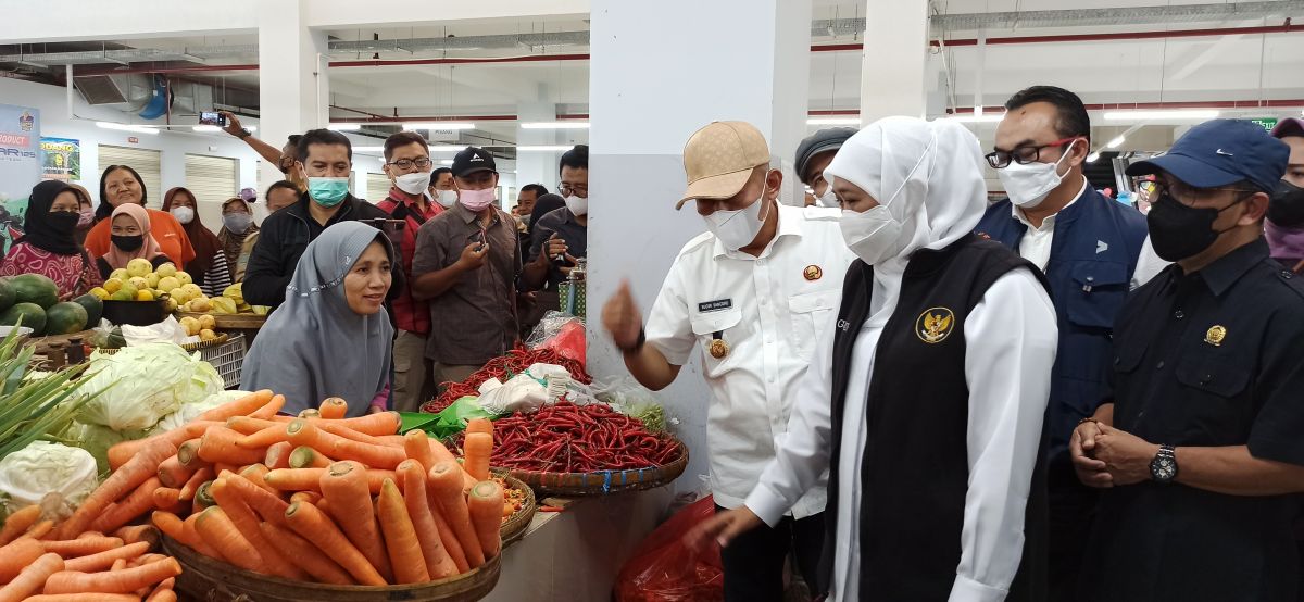 Gubernur Khofifah Pastikan Stok Bahan Pokok di Pasar Legi Ponorogo Aman