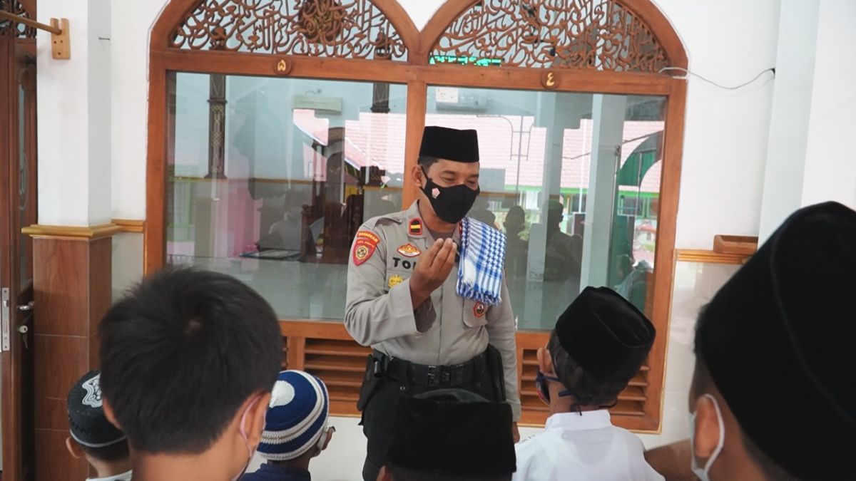 Ipda Toni saat mengajari anak-anak mengaji dan azan (Foto: Humas Polres Ponorogo)
