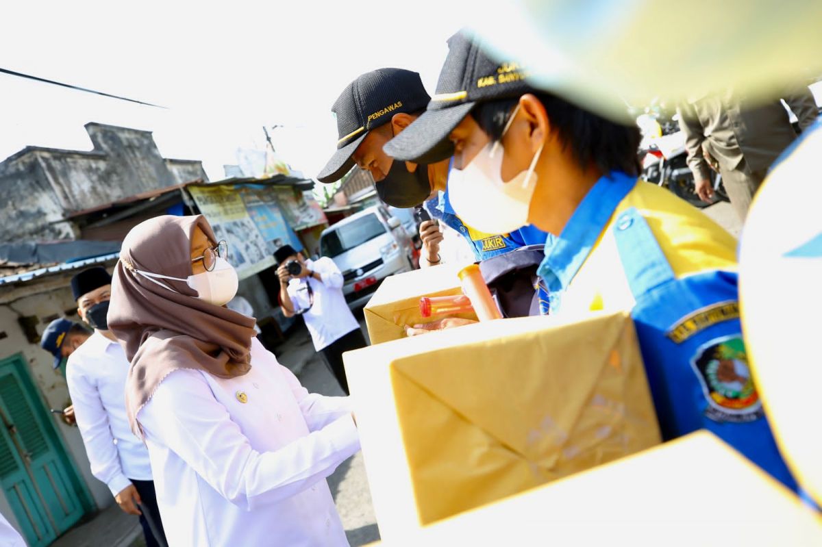 Bupati Ipuk membagikan bingkisan kepada juru parkir di Banyuwangi. (Foto: Humas Banyuwangi)