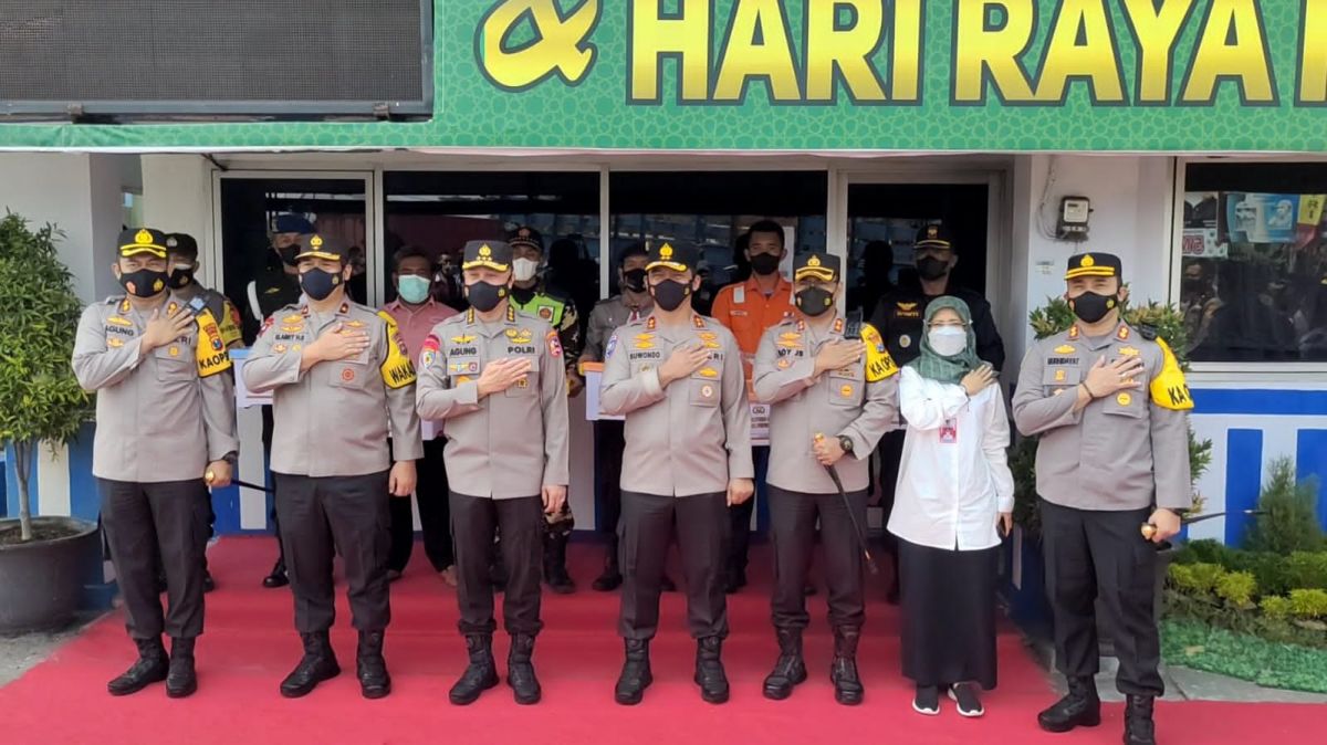 Irwasum Mabes Polri memantau kesiapan Simpang Tiga Mengkreng jelang puncak mudik lebaran. (Foto: Yanuar Dedy/jatimnow.com)