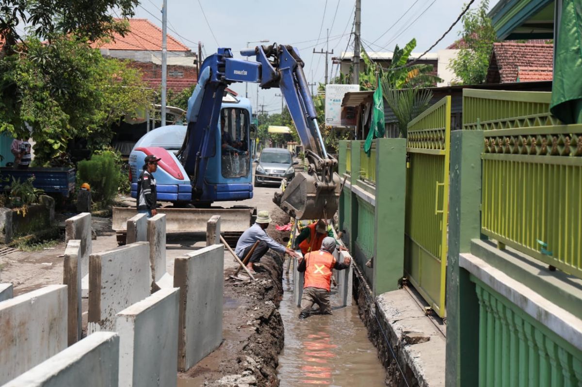 Pemasangan drainase di Jalan Desa Masangan Kulon.(Foto: Zainul Fajar)