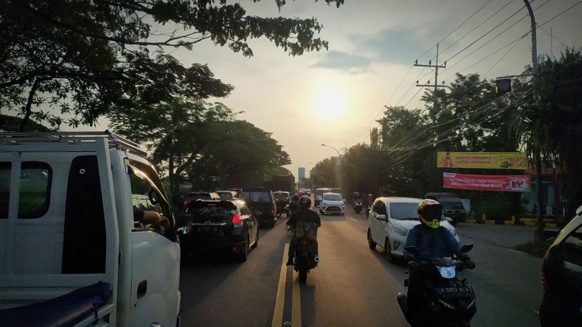 Salah satu ruas jalan nasional Lamongan - Gresik antara perlintasan KA hingga simpang tiga Kecamatan Deket. (Foto : Adyad Ammy Iffansah/jatimnow.com)