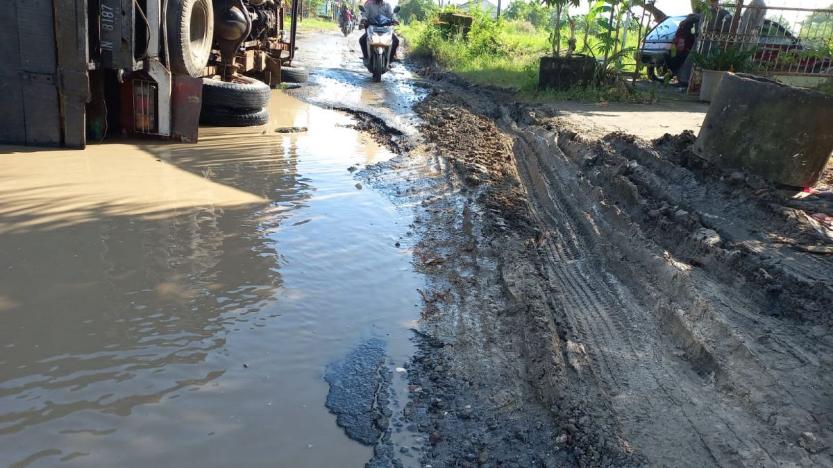 Ruas Jalan Plembon-Sukodadi yang rusak akibat dilalui kendaraan besar. (Foto: Adyad Ammy/jatimnow.com)