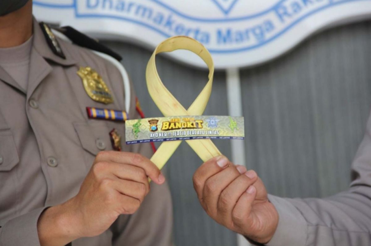 Janur kuning penanda bagi pelanggar lalu lintas selama arus mudik lebaran (Foto: Humas Polres Malang)