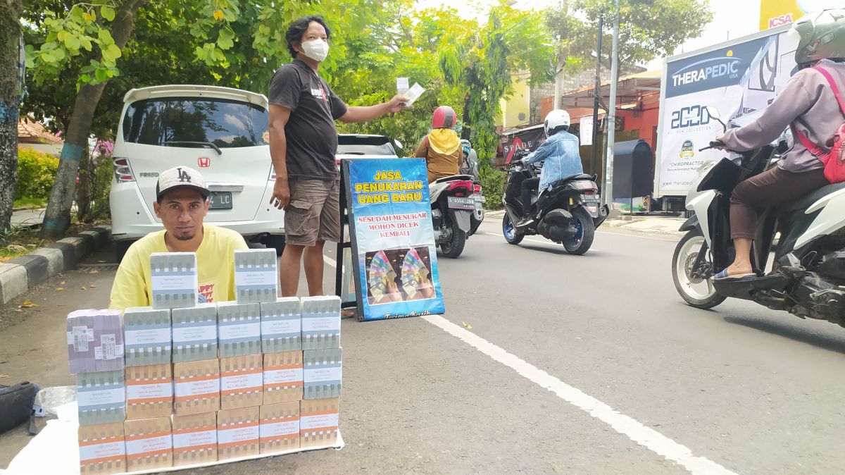 Jasa penukaran uang di sepanjang Jalan Basuki Rahmat, Sukomulyo, Lamongan. (Foto: Adyad Ammy Iffansah/jatimnow.com)