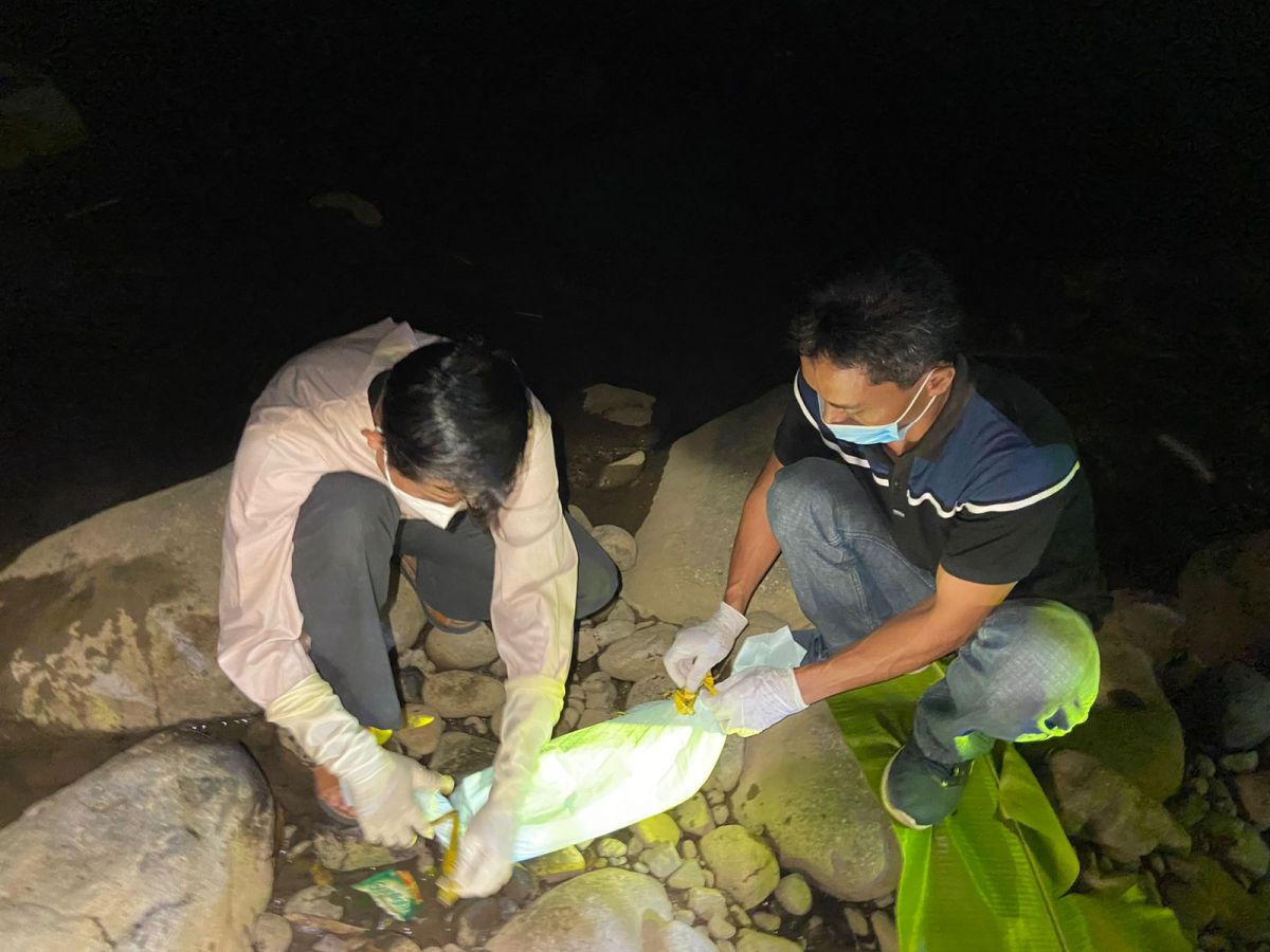 Penemuan jasad bayi tadi malam.(Foto: Polsek Sooko/jatimnow.com)