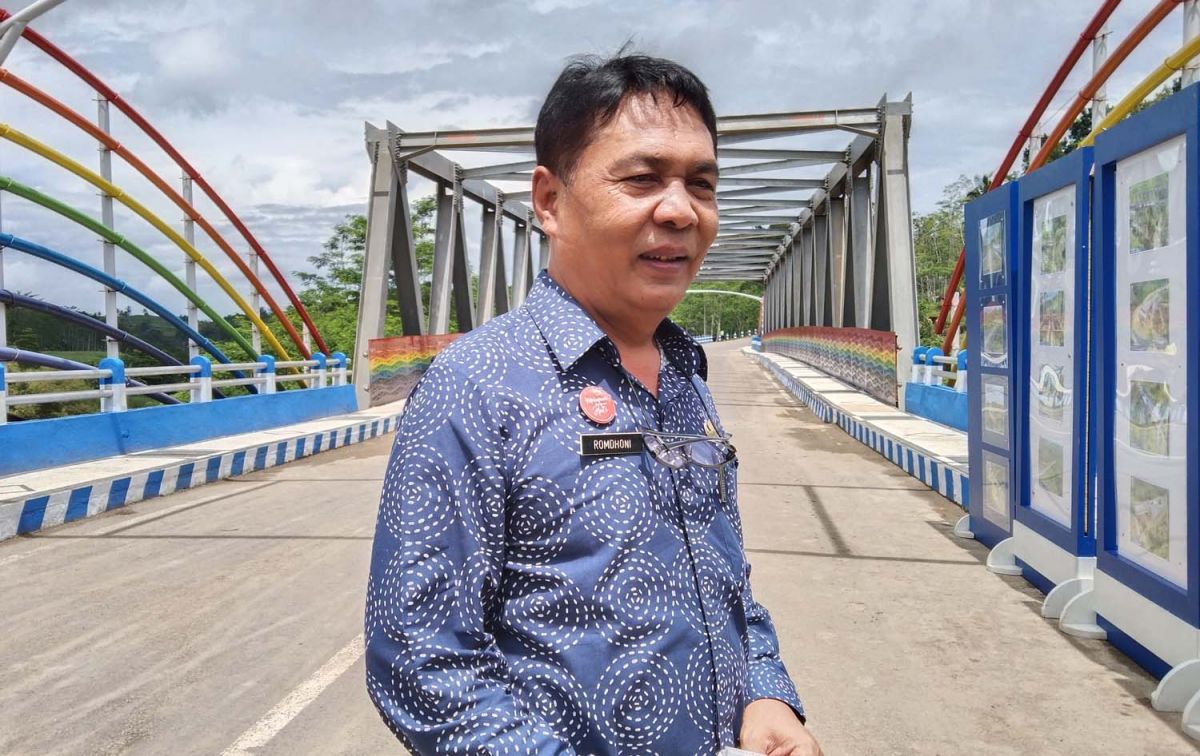 Kepala Dinas Pekerjaan Umum Bina Marga Kabupaten Malang, Romdhoni, saat berada di Jembatan Pelangi (Foto-foto: Rizal Adhi Pratama)
