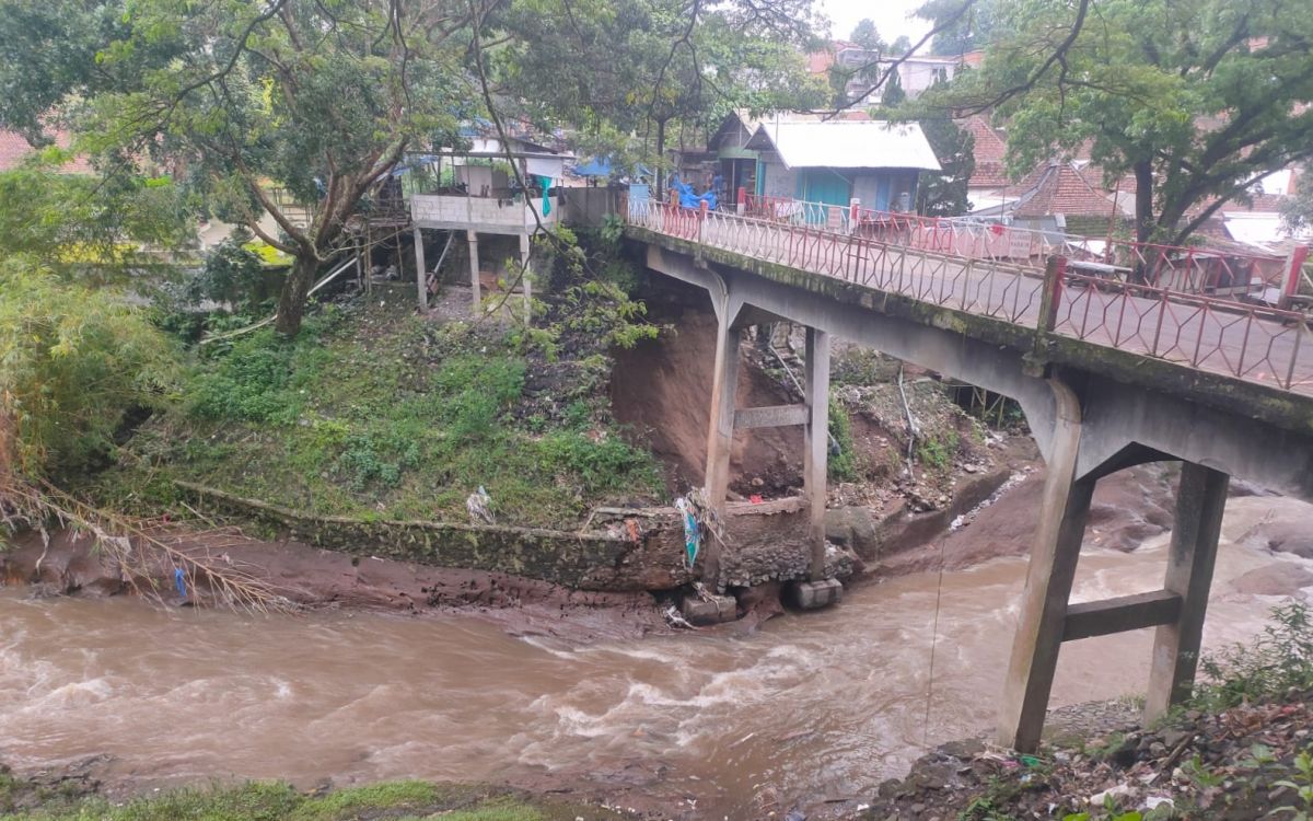 Kondisi jembatan di Pasar Splendid Kota Malang.(Foto: Galih Rakasiwi)