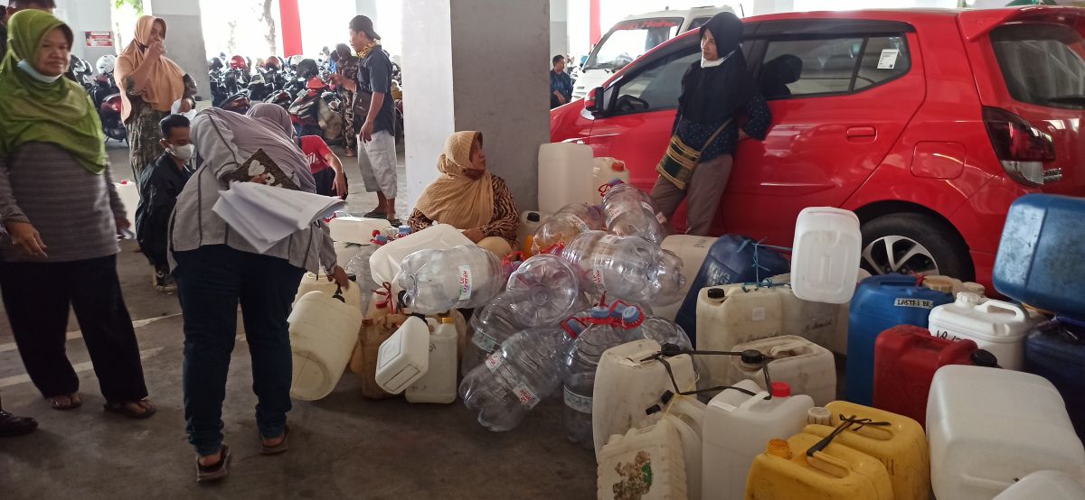 Antrean jerigen saat operasi pasar minyak goreng curah di Ponorogo. (Foto: Mita Kusuma/jatimnow.com)