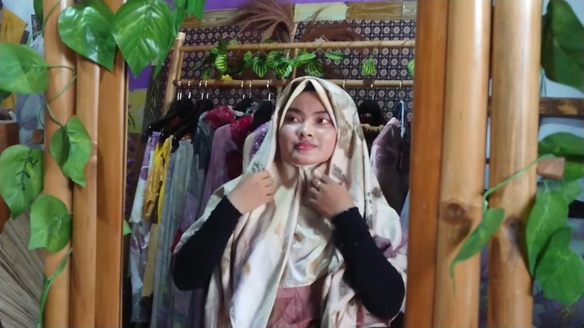 Ragam kain ecoprint yang bisa dijadikan sebagai mukena dan jilbab. (Foto:-foto Bramanta Pamungkas/jatimnow.com)