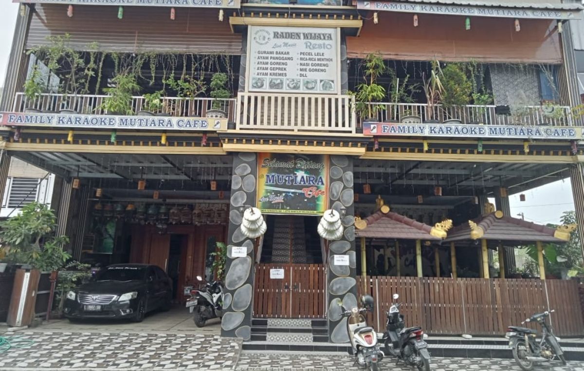 Kafe Karaoke Mutiara yang dirazia karena buka saat Ramadan. (Foto: Elok Aprianto/jatimnow.com)