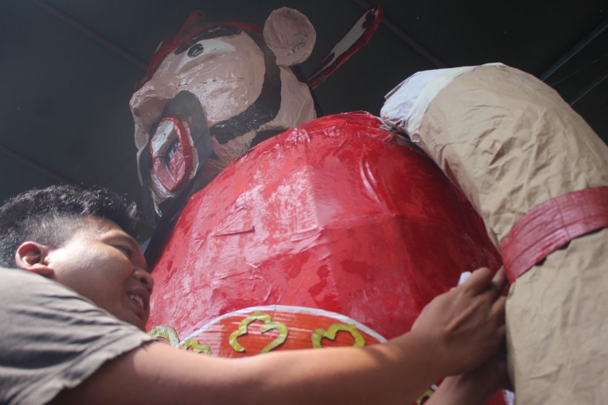 Ondel-ondel kakek merah yang ada di game slot online Higgs Domino. (Foto-foto: Elok Aprianto/jatimnow.com)