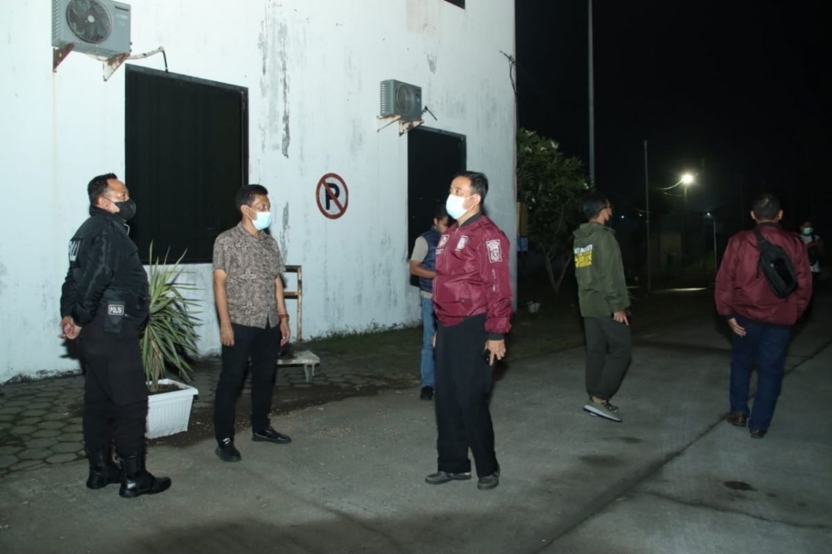 Kapolres Bangkalan AKBP Alith Alarino bersama Wakapolres dan Kasatreskrim mendatangi sejumlah SPBU, Jumat  (08/04/2022) malam pukul 21.00 WIB.(Foto: Dok. Polres Bangkalan)