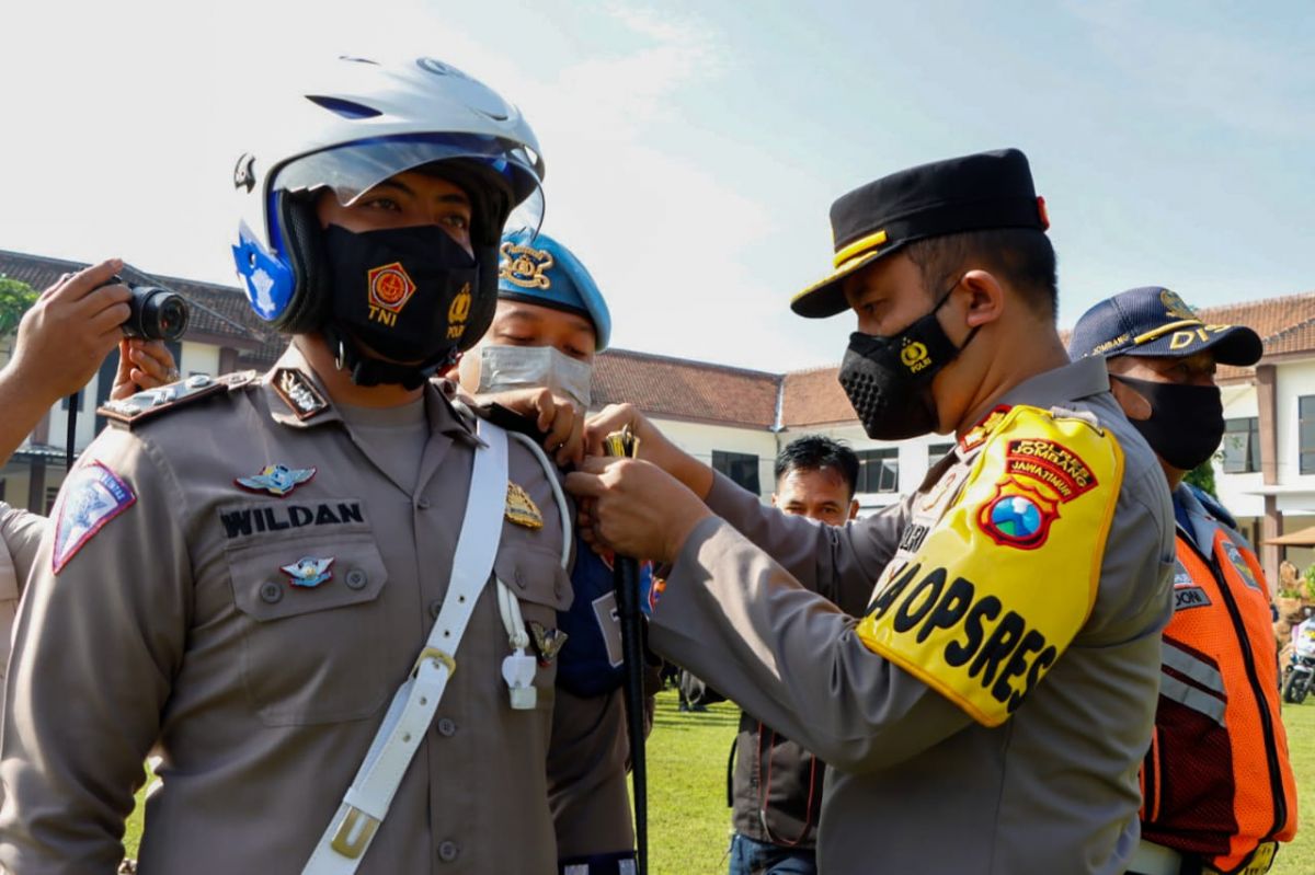 Kapolres Jombang, AKBP Moh Nurhidayat saat menyiagakan pasukan operasi ketupat Semeru 2022 di lapangan Polres Jombang. (Foto: Humas Polres Jombang/jatimnow.com)
