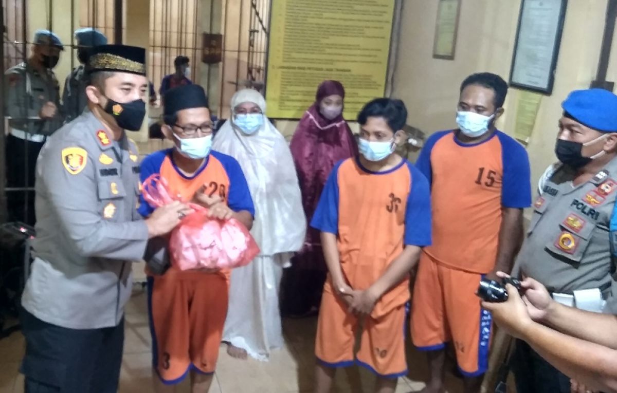 Kapolres Jombang AKBP Moh Nurhidayat mengajak buka bersama para tahanan di sel Polres Jombang. (Foto: Elok Aprianto/jatimnow.com)