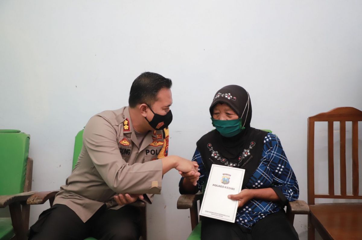 Kapolres Kediri AKBP Agung memberikan santunan kepada Mbah Poninten. (Foto: Humas Polres Kediri/jatimnow.com)