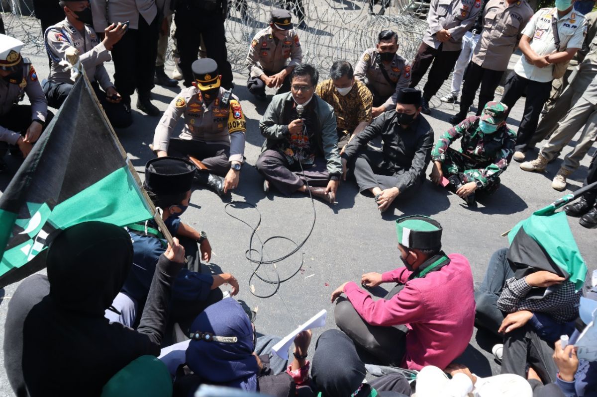 Kapolres Situbondo AKBP Andi Sinjaya saat turut mendengarkan aspirasi mahasiswa di depan Kantor DPRD Situbondo.(Foto: Dok. Polres Situbondo)