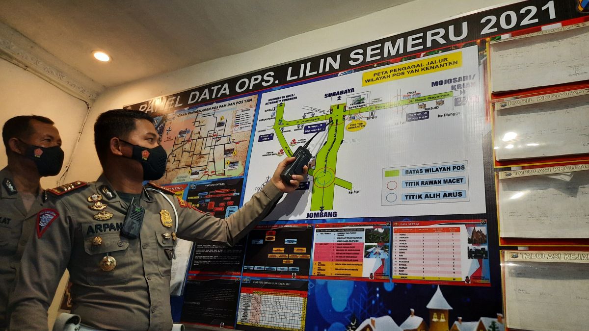 Kasat Lantas Polres Mojokerto, AKP Arpan saat menerangkan jalur alternatif. (Foto: Achmad Supriyadi/jatimnow.com)