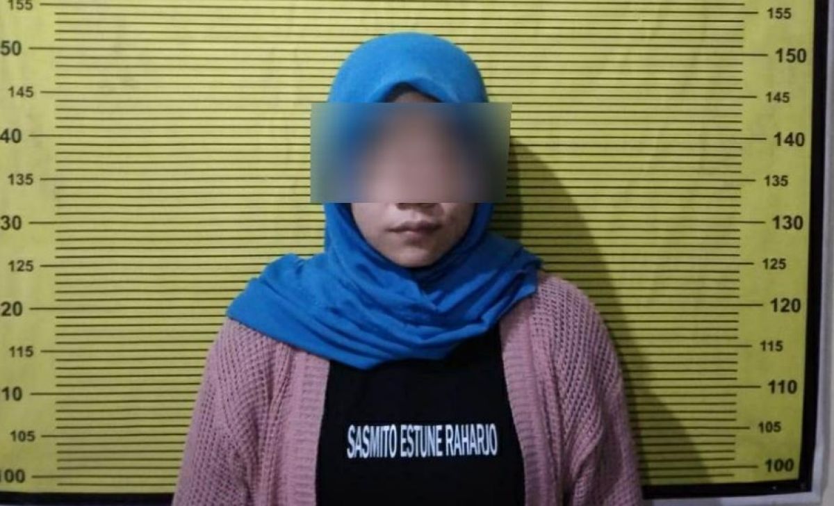 Kasir SA diamankan di Polsek Genteng karena menggelapkan uang Rp165 juta. (Foto: Polsek Genteng)