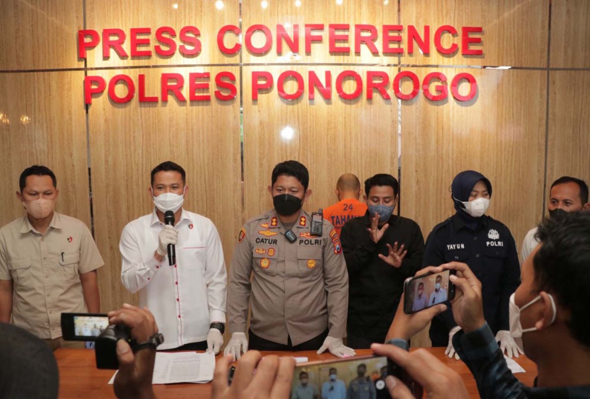 Tersangka kasus pornografi dan UU ITE diamankan di Mapolres Ponorogo (Foto-foto: Humas Polres Ponorogo/jatimnow.com)