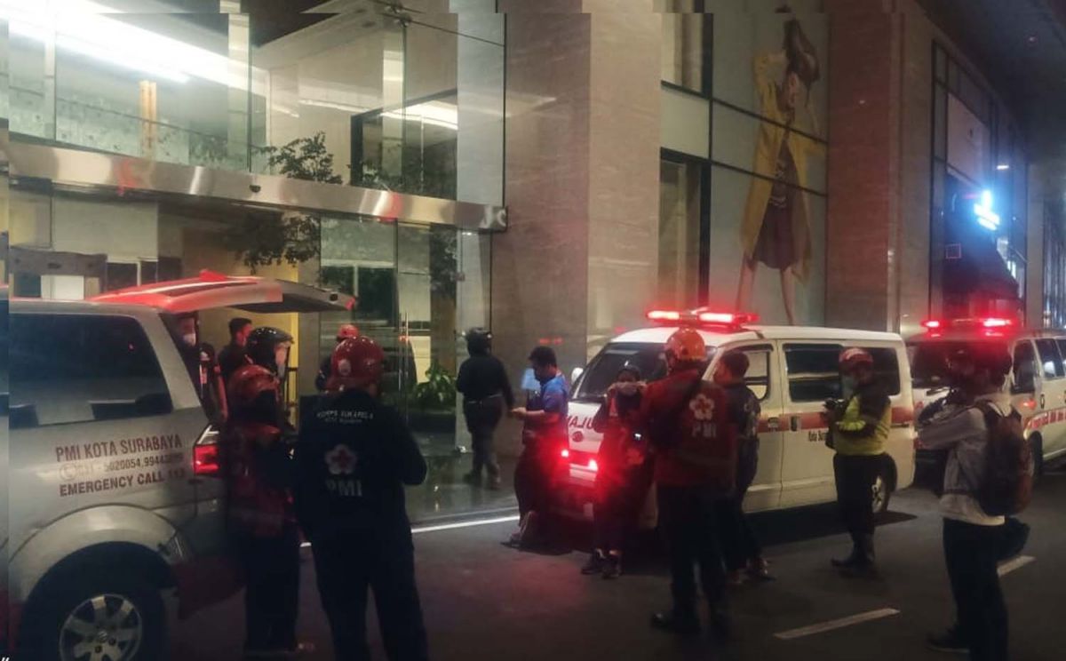 Sejumlah mobil PMI Surabaya bersiaga di depan gedung Tunjungan Plaza (Foto: Zain Ahmad/jatimnow.com)