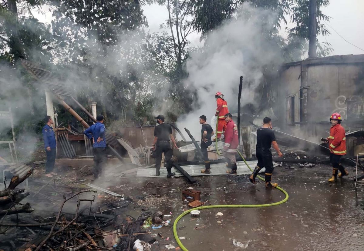 Petugas Damkar saat melakukan pemadaman di Ponpes An-Nur 3 Malang (Foto: Damkar Kabupaten Malang)