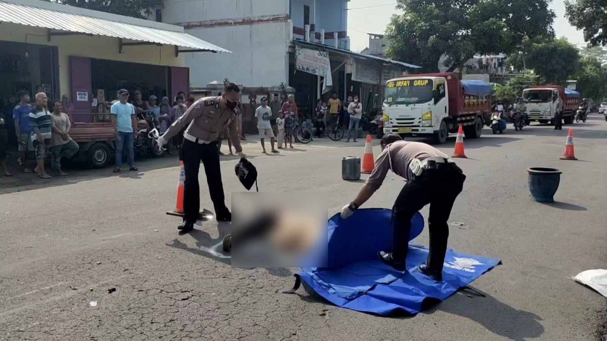 Polisi melakukan olah TKP di Jalan Raya Waringin. (Foto: Yanuar Dedy/Jatimnow.com)