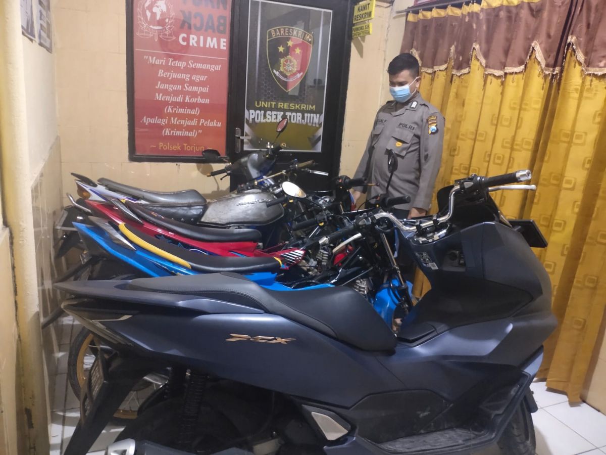 Sejumlah kendaraan roda dua diamankan Polsek Torjun, Sampang.(Foto: Humas Polres Sampang)